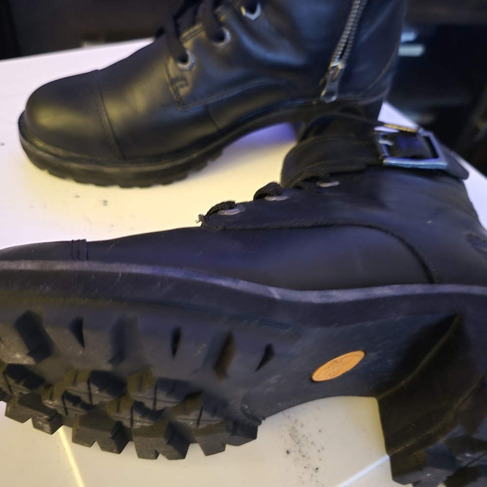 Womens Timberland boots size 7 black adjustable buckle closure
